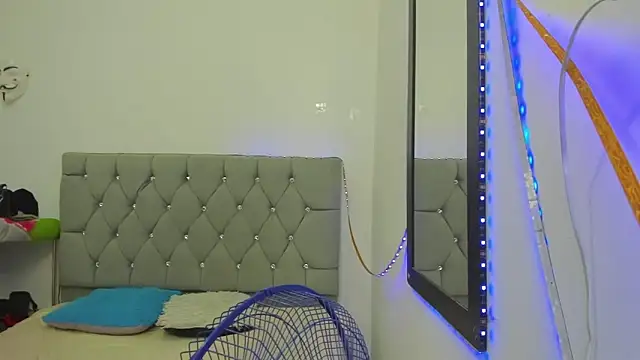 Snapshot of Sofi_And_Santy chatting on 11/28/25, 01:08 Sofi And Santy online show from 11/28/25, 01:08