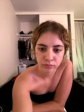 Snapshot of katiesxoxo3 chatting on 10/14/25, 05:19 katiesxoxo3 online show from 10/14/25, 05:19