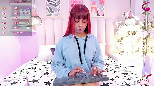 Snapshot of Isabella__gonzalez_ chatting on 11/18/25, 04:06 Isabella gonzalez online show from 11/18/25, 04:06