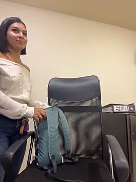 AlyssaRay online show from 04/08/26, 12:05