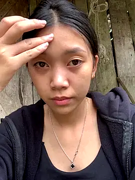 Snapshot of linh-lan1 chatting on 10/31/25, 12:33 linh-lan1 online show from 10/31/25, 12:33