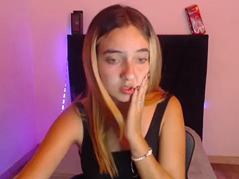 Snapshot of mandyy_petite chatting on 10/17/25, 02:37 mandyy petite online show from 10/17/25, 02:37