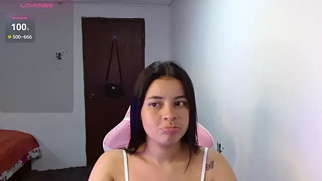 Snapshot of Megan_ve chatting on 10/15/25, 01:17 Megan ve online show from 10/15/25, 01:17