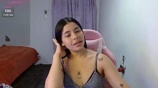 Snapshot of Megan_ve chatting on 10/25/25, 02:19 Megan ve online show from 10/25/25, 02:19