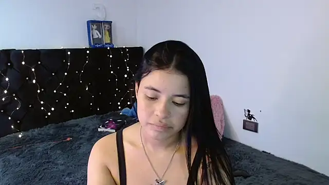 Snapshot of Megan_ve chatting on 10/28/25, 01:42 Megan ve online show from 10/28/25, 01:42