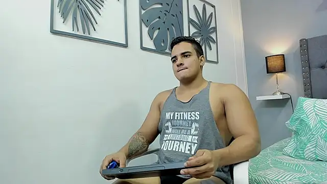 Snapshot of violeta_and_maxx chatting on 10/30/25, 02:02 violeta and maxx online show from 10/30/25, 02:02