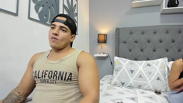 Snapshot of violeta_and_maxx chatting on 11/25/25, 01:05 violeta and maxx online show from 11/25/25, 01:05