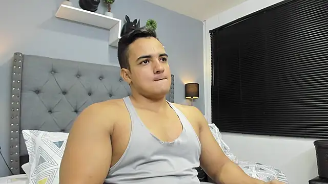 Snapshot of violeta_and_maxx chatting on 11/27/25, 12:24 violeta and maxx online show from 11/27/25, 12:24