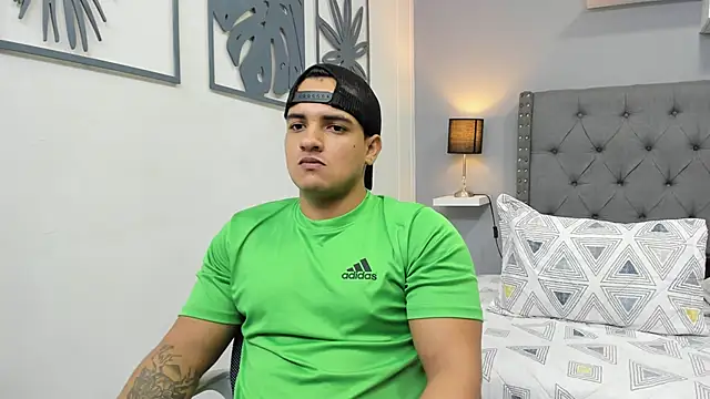 Snapshot of violeta_and_maxx chatting on 11/28/25, 12:13 violeta and maxx online show from 11/28/25, 12:13