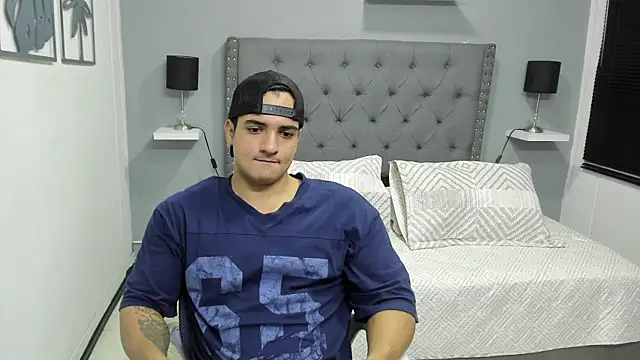 Snapshot of violeta_and_maxx chatting on 12/16/25, 12:37 violeta and maxx online show from 12/16/25, 12:37