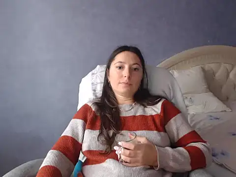 Snapshot of LuckyLisa23 chatting on 11/19/25, 10:15 LuckyLisa23 online show from 11/19/25, 10:15