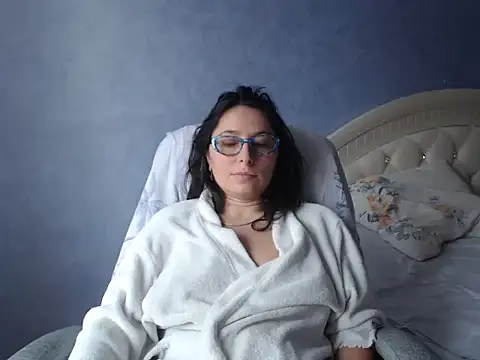 Snapshot of LuckyLisa23 chatting on 11/23/25, 10:37 LuckyLisa23 online show from 11/23/25, 10:37