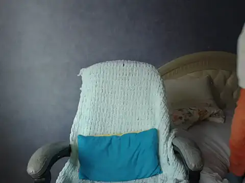 Snapshot of LuckyLisa23 chatting on 12/18/25, 10:43 LuckyLisa23 online show from 12/18/25, 10:43