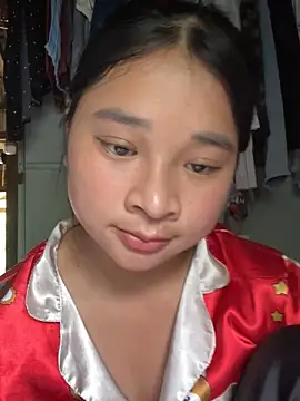 Snapshot of Linh-xxx chatting on 10/31/25, 06:14 Linh-xxx online show from 10/31/25, 06:14