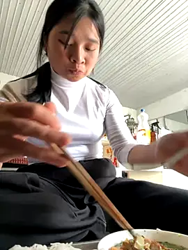 Snapshot of Linh-xxx chatting on 11/02/25, 04:37 Linh-xxx online show from 11/02/25, 04:37