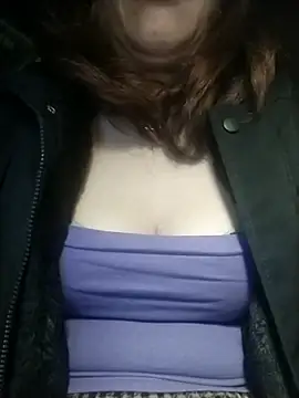 YiyinLy online show from 12/19/25, 08:05