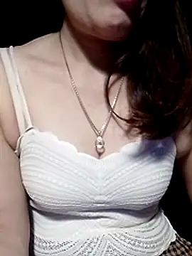 YiyinLy online show from 04/19/26, 09:17