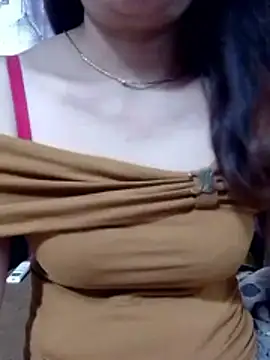 YiyinLy online show from 05/18/26, 07:25