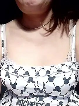 YiyinLy online show from 05/26/26, 10:06