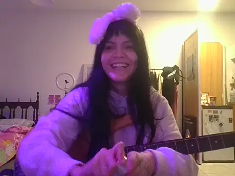 Snapshot of miapink33 chatting on 11/06/25, 01:39 miapink33 online show from 11/06/25, 01:39