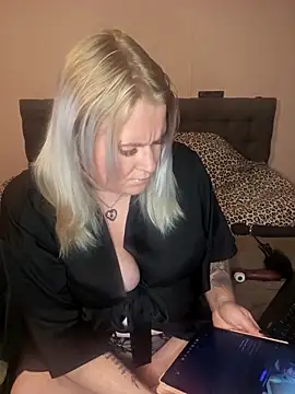 SweetPrincess93 online show from 11/17/25, 03:40