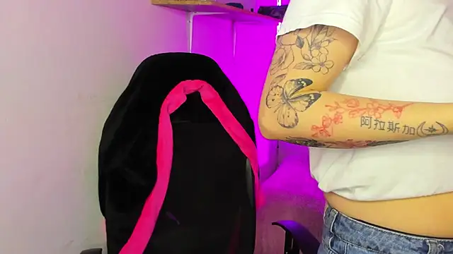 Emily Lindey online show from 12/14/25, 11:26