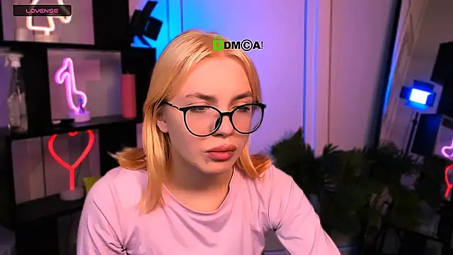 Snapshot of sendi_cais chatting on 12/17/25, 12:33 sendi cais online show from 12/17/25, 12:33