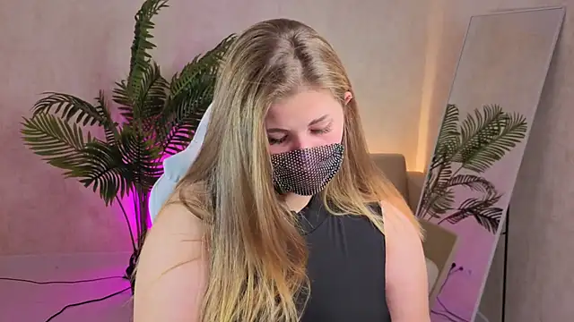 Scarlet Sinera online show from 10/23/25, 08:46