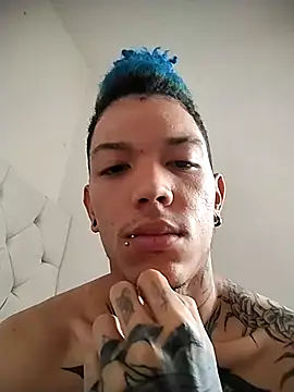 Snapshot of Overinktt chatting on 10/27/25, 04:44 Overinktt online show from 10/27/25, 04:44