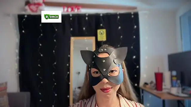 Snapshot of _Nefertiti chatting on 06/11/26, 02:04 Nefertiti online show from 06/11/26, 02:04