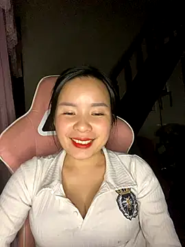 Snapshot of Listen-ly chatting on 11/16/25, 04:34 Listen-ly online show from 11/16/25, 04:34