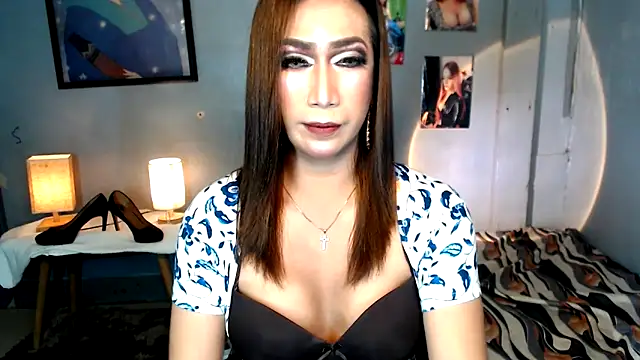 Snapshot of littleredbunny27 chatting on 04/07/26, 05:46 littleredbunny27 online show from 04/07/26, 05:46