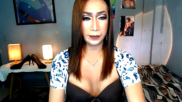 Snapshot of littleredbunny27 chatting on 05/25/26, 08:15 littleredbunny27 online show from 05/25/26, 08:15