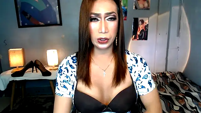 Snapshot of littleredbunny27 chatting on 05/31/26, 08:10 littleredbunny27 online show from 05/31/26, 08:10