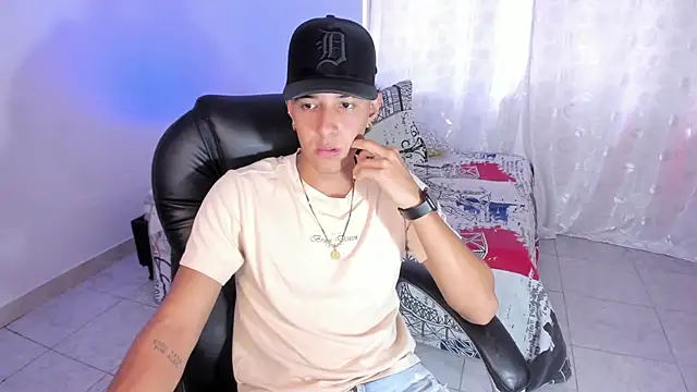 Snapshot of Hayden_Boy_ chatting on 10/22/25, 02:28 Hayden Boy online show from 10/22/25, 02:28