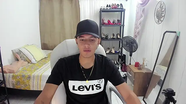 Snapshot of Hayden_Boy_ chatting on 11/03/25, 10:10 Hayden Boy online show from 11/03/25, 10:10