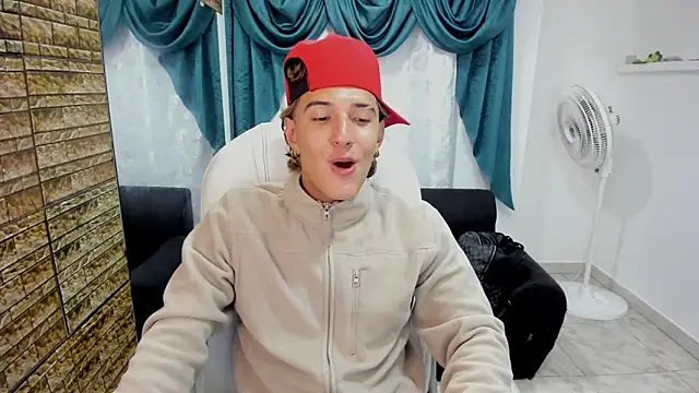 Snapshot of Hayden_Boy_ chatting on 12/16/25, 04:06 Hayden Boy online show from 12/16/25, 04:06