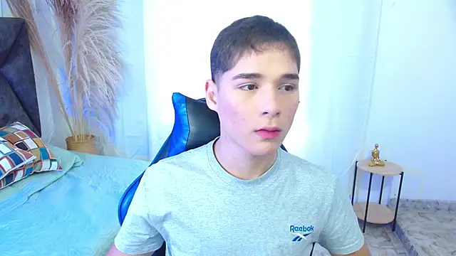 Snapshot of Mattass18 chatting on 12/17/25, 01:39 Mattass18 online show from 12/17/25, 01:39