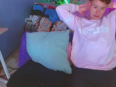 Snapshot of Latin_boysxxxx chatting on 12/16/25, 07:08 Latin boysxxxx online show from 12/16/25, 07:08