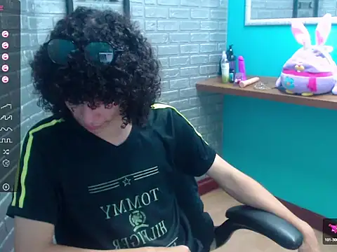 Snapshot of Mike_Miiller_ chatting on 12/16/25, 04:45 Mike Miiller online show from 12/16/25, 04:45