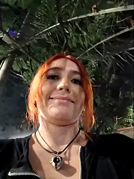 Snapshot of EvelynCrow_ chatting on 10/19/25, 01:17 EvelynCrow online show from 10/19/25, 01:17