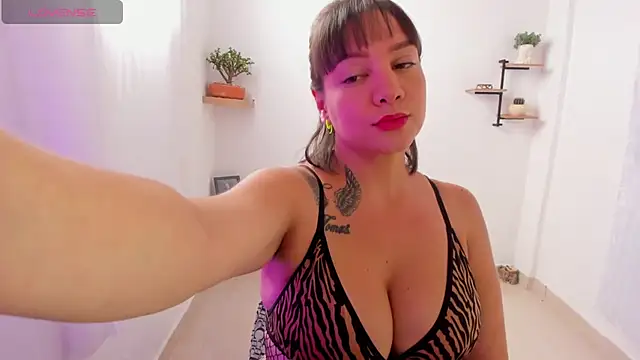 Saraarouusee online show from 11/10/25, 02:49