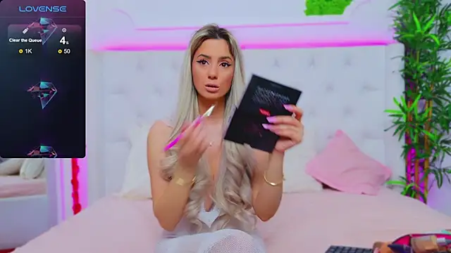 Snapshot of AriannaSins chatting on 02/11/25, 06:01 AriannaSins online show from 02/11/25, 06:01