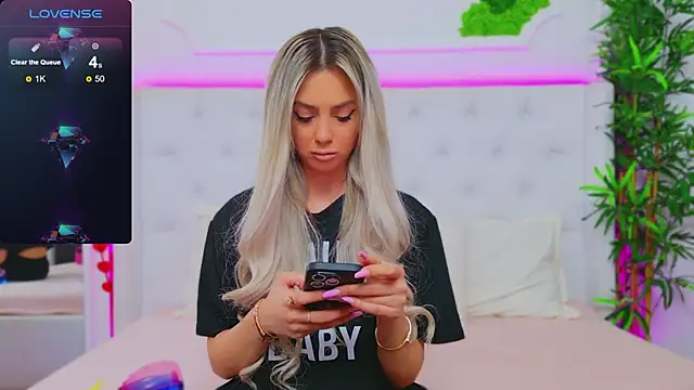 Snapshot of AriannaSins chatting on 02/13/25, 02:42 AriannaSins online show from 02/13/25, 02:42