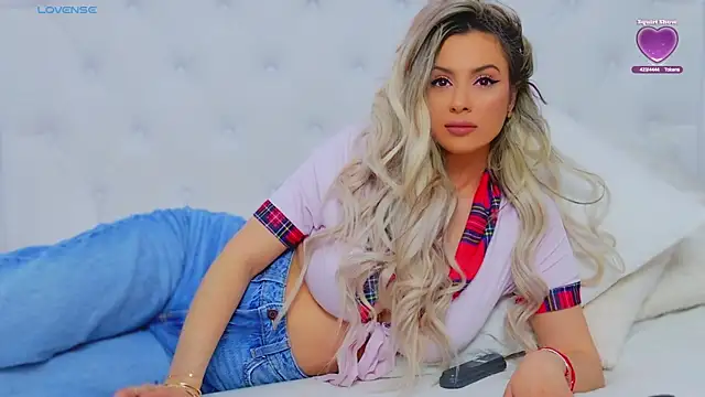 Snapshot of AriannaSins chatting on 03/05/25, 04:13 AriannaSins online show from 03/05/25, 04:13