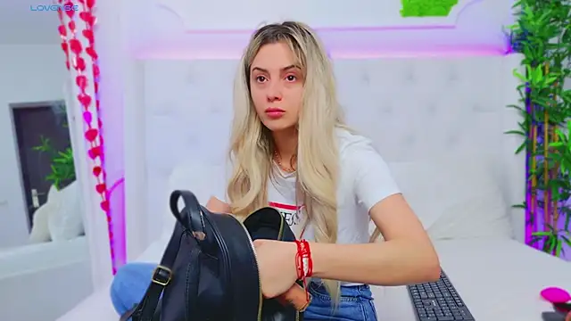 Snapshot of AriannaSins chatting on 03/08/25, 06:21 AriannaSins online show from 03/08/25, 06:21