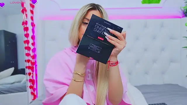 Snapshot of AriannaSins chatting on 03/11/25, 04:29 AriannaSins online show from 03/11/25, 04:29