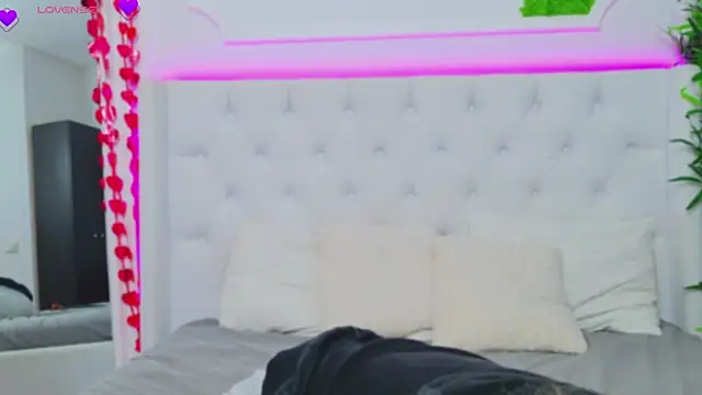 Snapshot of AriannaSins chatting on 03/17/25, 01:18 AriannaSins online show from 03/17/25, 01:18