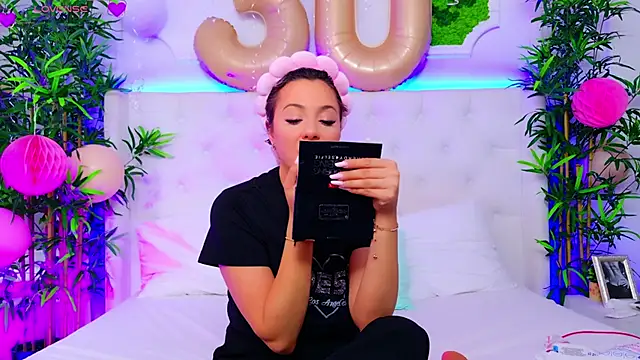 Snapshot of AriannaSins chatting on 09/11/25, 12:16 AriannaSins online show from 09/11/25, 12:16