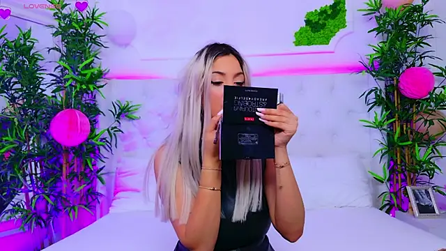 Snapshot of AriannaSins chatting on 09/22/25, 12:29 AriannaSins online show from 09/22/25, 12:29